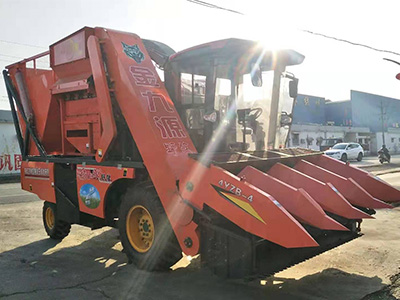 四驅玉米收割機